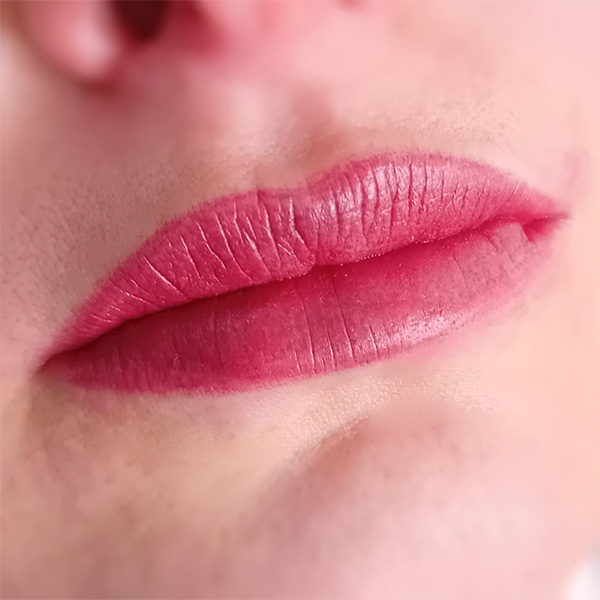 Buze cu lip blush, nuanță roz
