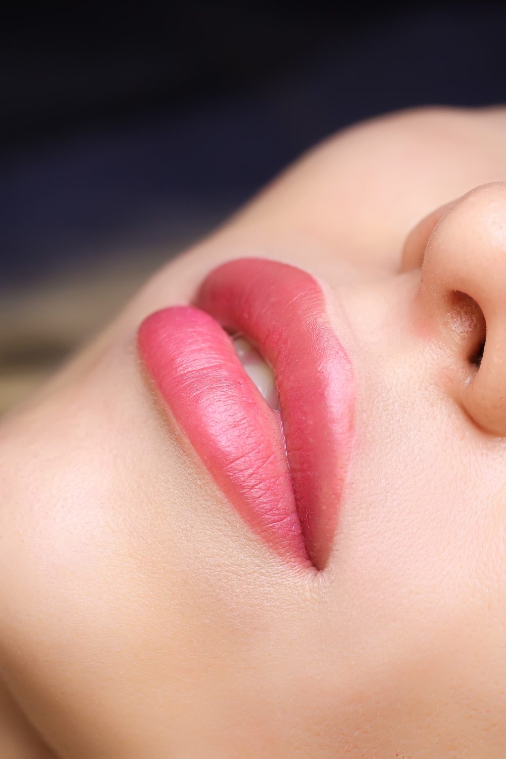 Buze cu lip blush, nuanță naturală